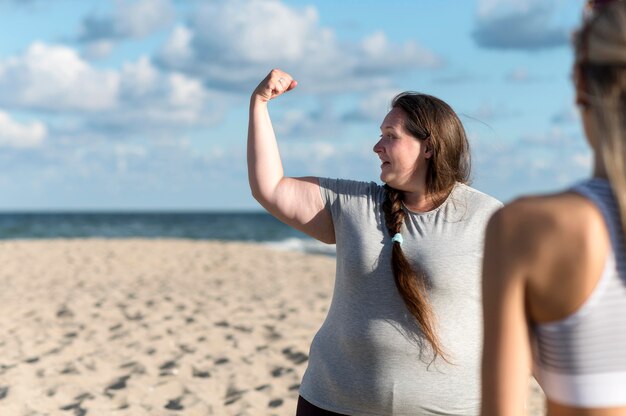 Free photo close-up fitness friends on beach