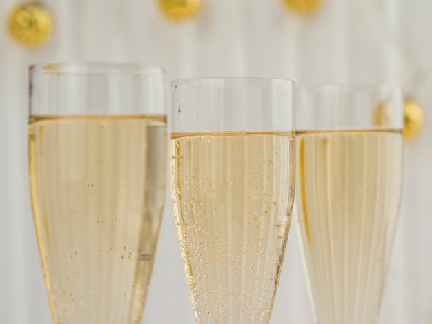 Крупный план газированных бокалов для шампанского