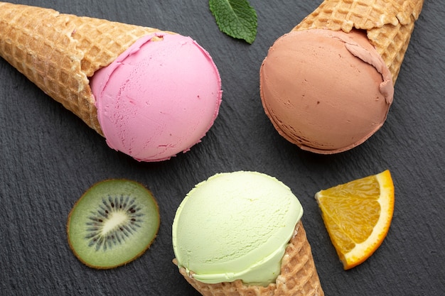 Free photo close-up flavoured ice cream on cones