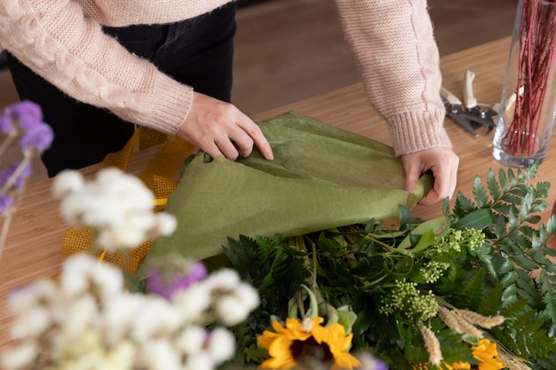 Foto gratuita primo piano fiorista che fa bouquet