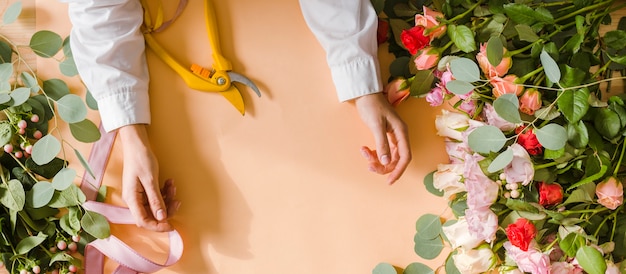 Free photo close-up florist at the working table