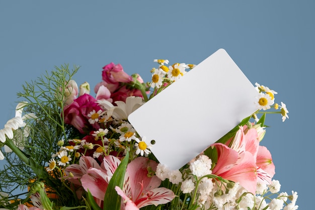 Foto gratuita close-up di bouquet di fiori con tag