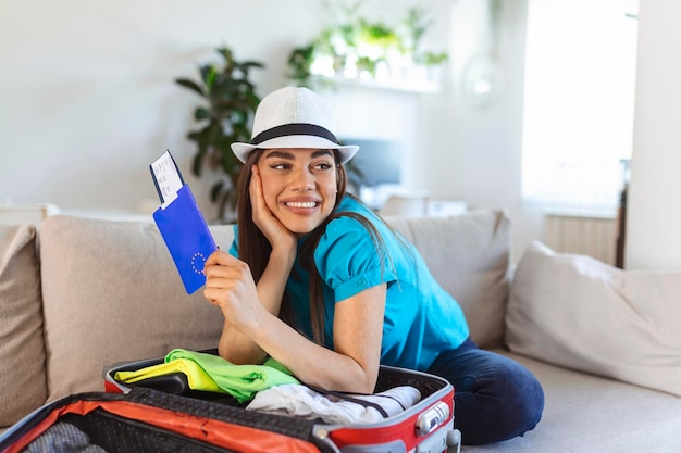 covid19パンデミック時のパスポート搭乗券とコロナウイルス陰性テスト旅行を持っている女性の手をクローズアップ夏の休暇旅行への旅行に行く時間です