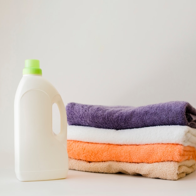 Бесплатное фото Макро сложенные чистые полотенца с мягким