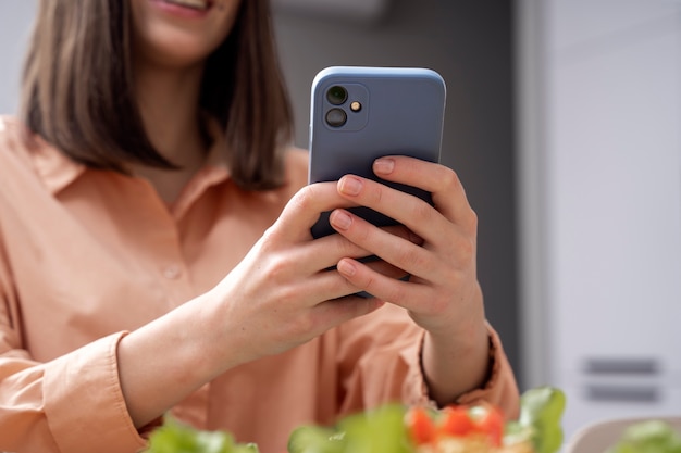 Free photo close up on food lover eating