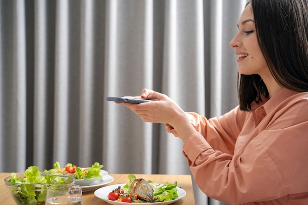 Foto gratuita primo piano sull'amante del cibo che mangia