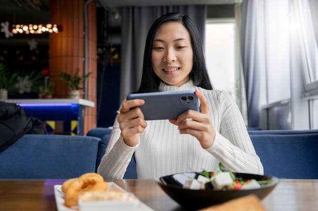 Foto gratuita primo piano sull'amante del cibo che mangia