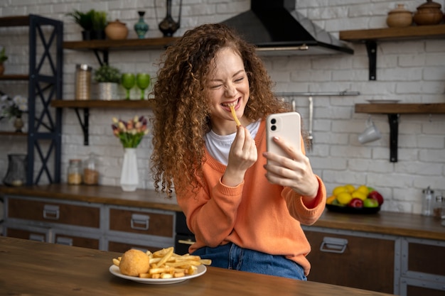 Free photo close up on food lover eating