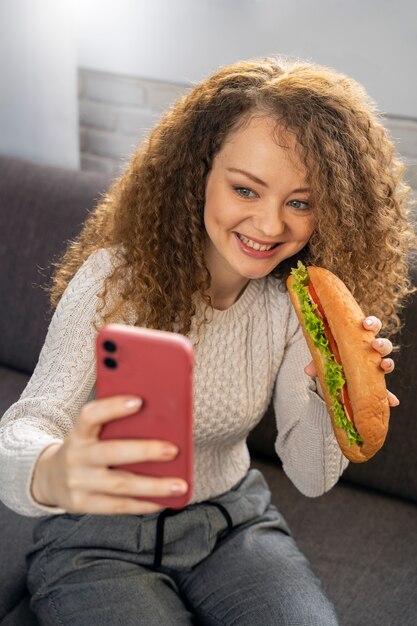 食べる食品愛好家のクローズアップ