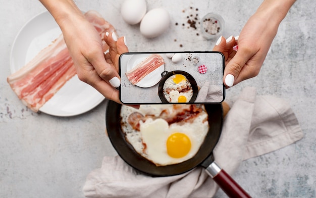 食事の写真を撮る食品愛好家のクローズアップ