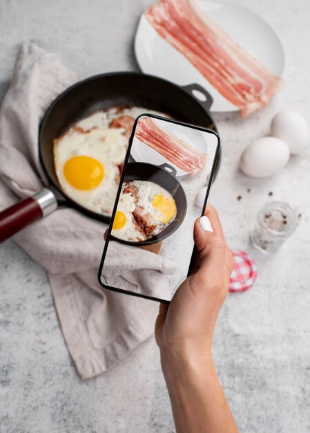 食事の写真を撮る食品愛好家のクローズアップ