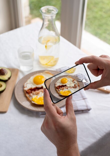 食事の写真を撮る食品愛好家のクローズアップ