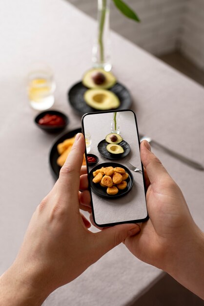 食事の写真を撮る食品愛好家のクローズアップ