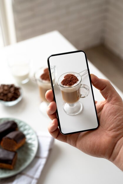 食事の写真を撮る食品愛好家のクローズアップ