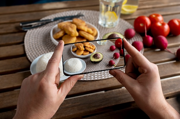 Foto gratuita primo piano sull'amante del cibo che scatta foto del pasto