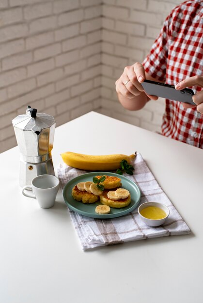 食事の写真を撮る食品愛好家のクローズアップ