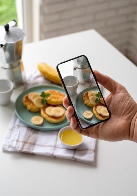 食事の写真を撮る食品愛好家のクローズアップ