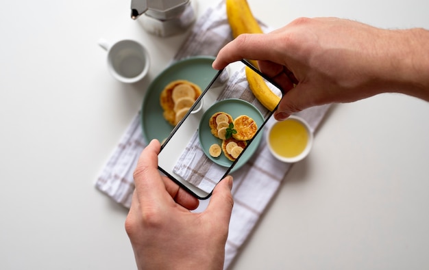 Foto gratuita primo piano sull'amante del cibo che scatta foto del pasto