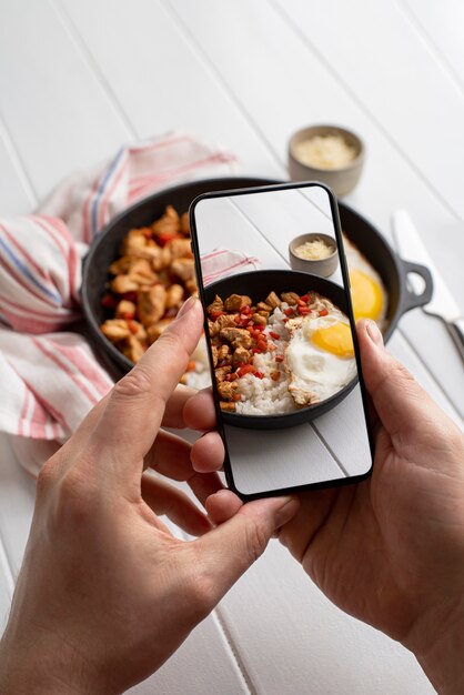 食事の写真を撮る食品愛好家のクローズアップ