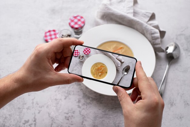 食事の写真を撮る食品愛好家のクローズアップ