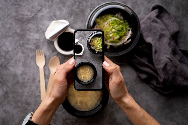 食事の写真を撮る食品愛好家のクローズアップ