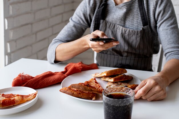 食事の写真を撮る食品愛好家のクローズアップ