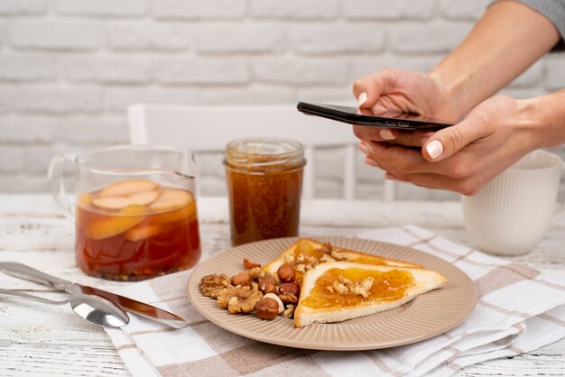 食事の写真を撮る食品愛好家のクローズアップ