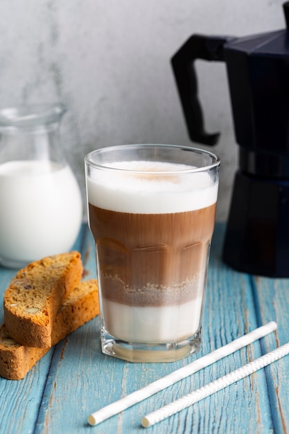 Foto gratuita cappuccino fresco del primo piano con latte pronto da servire