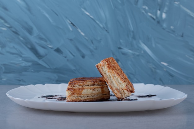 Primo piano di biscotti freschi con salsa al cioccolato