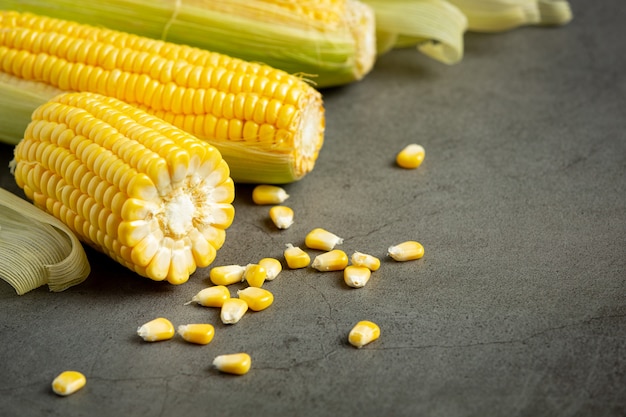 Крупным планом на свежую кукурузу, готовую к употреблению