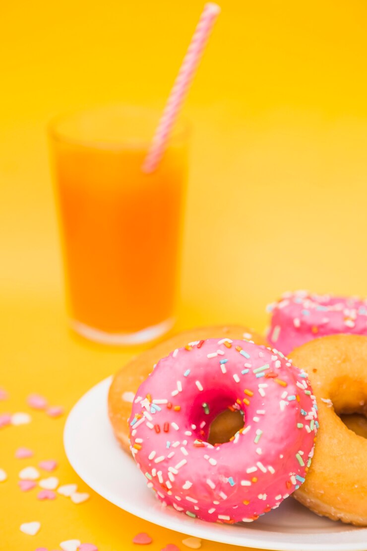 Free Photo close-up of fresh donuts on plate