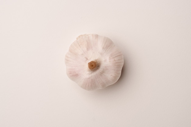 Foto gratuita chiuda in su di un aglio fresco isolato sopra bianco