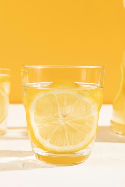 Крупным планом свежий стакан лимонада