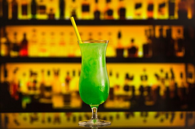Крупный план свежий зеленый коктейль в элегантном стекле