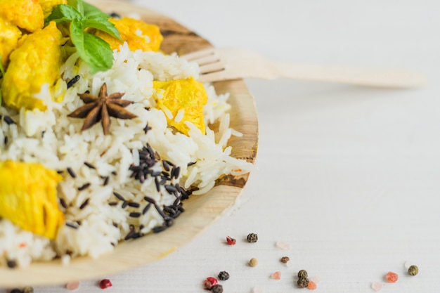 Foto gratuita close-up di pollo fresco sano con riso nel piatto