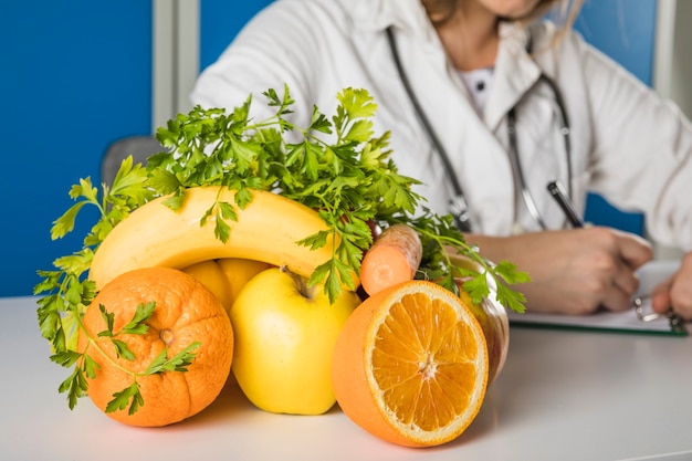 Close-up di frutta fresca succosa di fronte al dietista femmina