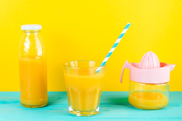 新鮮なオレンジジュースの配置のクローズアップ