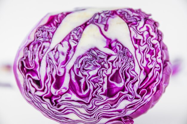Крупный план свежей фиолетовой капусты