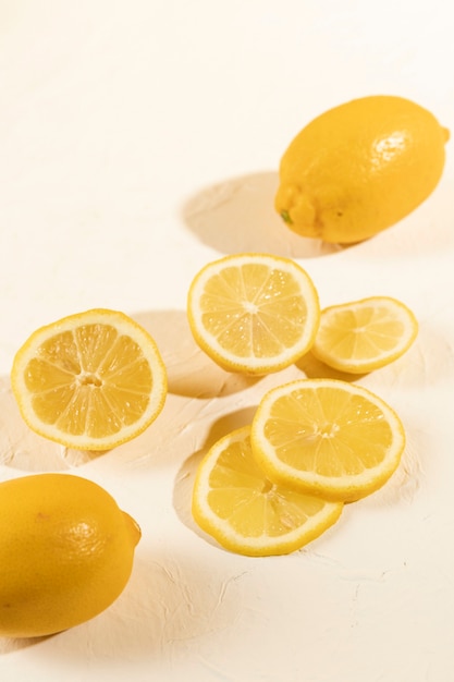 Free photo close-up fresh slices of lemon