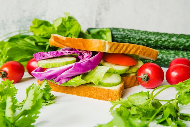 Крупный план свежих овощных сэндвич