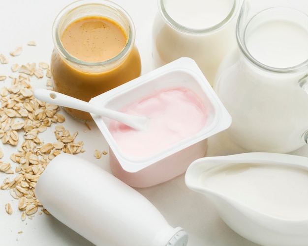 Foto gratuita yogurt fresco del primo piano con latte biologico
