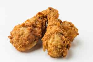 Free photo close-up fried chicken drumsticks