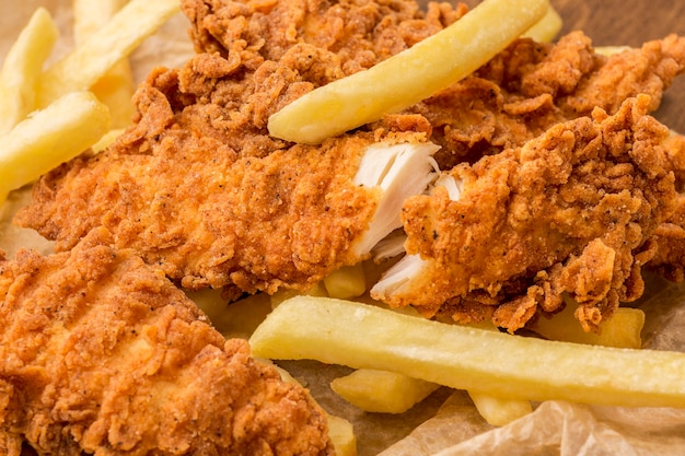 Foto gratuita pollo fritto e patatine fritte del primo piano