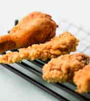 Free photo close-up fried chicken pieces on tray