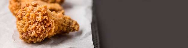 Free photo close-up fried chicken wings with copy-space