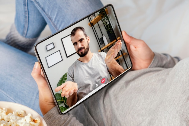 Free photo close up friend video call on tablet