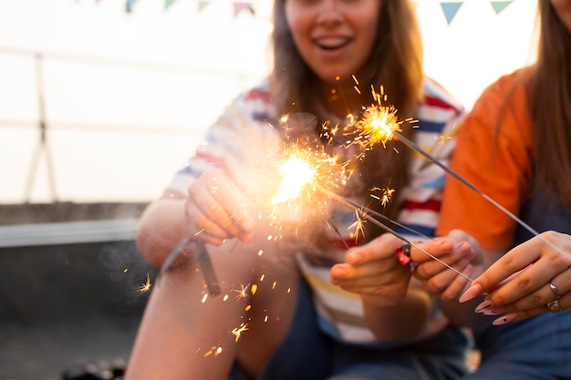 Foto gratuita amici ravvicinati che festeggiano