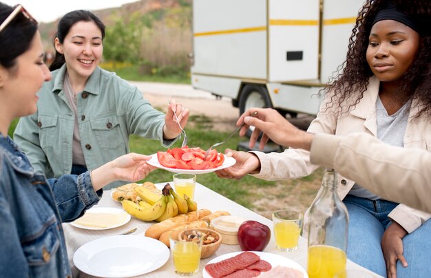 야외에서 함께 먹는 친구를 닫습니다