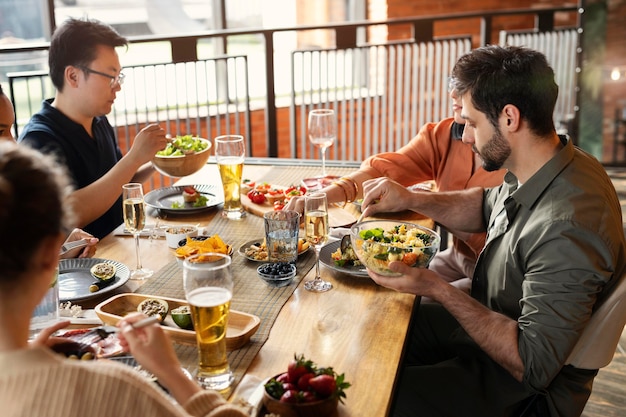 Foto gratuita chiudere gli amici che mangiano insieme