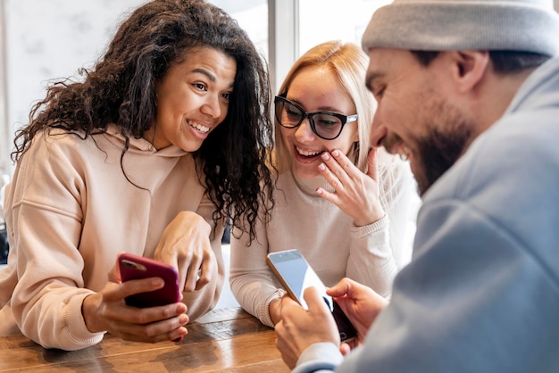 Foto gratuita chiudere gli amici divertendosi